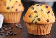 Muffin, özellikle kahvaltı ve atıştırmalık kültüründe öne çıkan, küçük boyutlu keklerden biridir. 18. yüzyılda İngiltere’de ortaya çıkan bu mini kekler, kolay hazırlanabilmesi ve taşınabilir yapısıyla hızla popülerleşmiştir. İngiliz mutfağında kahve ile birlikte tüketilen muffin, zamanla Amerika’ya taşınarak farklı tat ve sunumlarla çeşitlenmiştir. Konulu bir haber görseli.