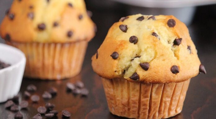 Muffin, özellikle kahvaltı ve atıştırmalık kültüründe öne çıkan, küçük boyutlu keklerden biridir. 18. yüzyılda İngiltere’de ortaya çıkan bu mini kekler, kolay hazırlanabilmesi ve taşınabilir yapısıyla hızla popülerleşmiştir. İngiliz mutfağında kahve ile birlikte tüketilen muffin, zamanla Amerika’ya taşınarak farklı tat ve sunumlarla çeşitlenmiştir. Konulu bir haber görseli.