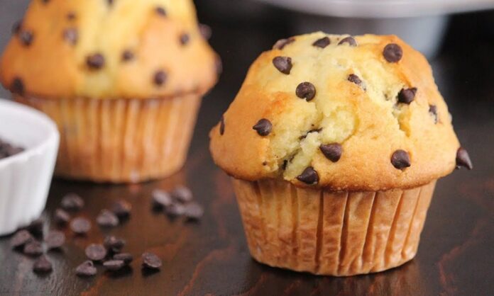 Muffin Küçük Boyda Büyük Tatlı Keyfi Muffin, özellikle kahvaltı ve atıştırmalık kültüründe öne çıkan, küçük boyutlu keklerden biridir. 18. yüzyılda İngiltere’de ortaya çıkan bu mini kekler, kolay hazırlanabilmesi ve taşınabilir yapısıyla hızla popülerleşmiştir. İngiliz mutfağında kahve ile birlikte tüketilen muffin, zamanla Amerika’ya taşınarak farklı tat ve sunumlarla çeşitlenmiştir. Konulu bir haber görseli.