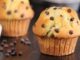Muffin: Küçük Boyda Büyük Tatlı Keyfi Muffin, özellikle kahvaltı ve atıştırmalık kültüründe öne çıkan, küçük boyutlu keklerden biridir. 18. yüzyılda İngiltere’de ortaya çıkan bu mini kekler, kolay hazırlanabilmesi ve taşınabilir yapısıyla hızla popülerleşmiştir. İngiliz mutfağında kahve ile birlikte tüketilen muffin, zamanla Amerika’ya taşınarak farklı tat ve sunumlarla çeşitlenmiştir. Konulu bir haber görseli.