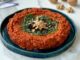 Muhammara, özellikle Akdeniz ve Orta Doğu mutfaklarının sevilen mezelerinden biridir. Muhammara, kırmızı biber, ceviz ve zeytinyağı ile hazırlanan, hem lezzetli hem de besleyici bir mezedir. İçerdiği sağlıklı yağlar ve proteinler sayesinde hem enerji verir hem de vücut sağlığını destekler. Ceviz, özellikle omega-3 açısından zengin olmasıyla kalp sağlığını desteklerken, kırmızı biberin içerdiği vitaminler bağışıklık sistemini güçlendirir. Konulu bir haber görseli.