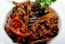 Türk mutfağının en bilinen yemeklerinden biri olan musakka, köklü geçmişi ve Anadolu’daki çeşitliliği ile dikkat çeker. Osmanlı döneminden bugüne sofralarda kendine yer bulan bu yemek, et ve sebzenin muhteşem uyumunu bir arada sunar. Hem kıymalı hem de sebzeli yapısı sayesinde besleyici bir öğün olan musakka, özellikle aile sofralarının vazgeçilmezleri arasındadır. Konulu bir haber görseli.