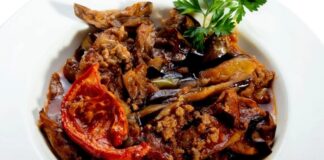 Türk mutfağının en bilinen yemeklerinden biri olan musakka, köklü geçmişi ve Anadolu’daki çeşitliliği ile dikkat çeker. Osmanlı döneminden bugüne sofralarda kendine yer bulan bu yemek, et ve sebzenin muhteşem uyumunu bir arada sunar. Hem kıymalı hem de sebzeli yapısı sayesinde besleyici bir öğün olan musakka, özellikle aile sofralarının vazgeçilmezleri arasındadır. Konulu bir haber görseli.