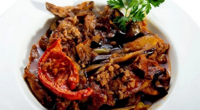 Türk mutfağının en bilinen yemeklerinden biri olan musakka, köklü geçmişi ve Anadolu’daki çeşitliliği ile dikkat çeker. Osmanlı döneminden bugüne sofralarda kendine yer bulan bu yemek, et ve sebzenin muhteşem uyumunu bir arada sunar. Hem kıymalı hem de sebzeli yapısı sayesinde besleyici bir öğün olan musakka, özellikle aile sofralarının vazgeçilmezleri arasındadır. Konulu bir haber görseli.