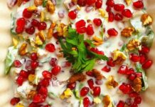 Narlı Cevizli Salata: Sofraların Renkli Ve Sağlıklı Lezzeti Narlı cevizli salata, hem görselliği hem de lezzeti ile sofralarda öne çıkan bir tariftir. Geleneksel Türk mutfağında yer alan salataların modern yorumlarından biri olarak, özellikle davet sofralarında ve özel günlerde sıkça tercih edilir. Narın canlı kırmızı rengi ve cevizlerin kıtırlığı, salatayı hem iştah açıcı hem de besleyici kılar. Konulu bir haber görseli.