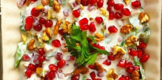 Narlı Cevizli Salata: Sofraların Renkli Ve Sağlıklı Lezzeti Narlı cevizli salata, hem görselliği hem de lezzeti ile sofralarda öne çıkan bir tariftir. Geleneksel Türk mutfağında yer alan salataların modern yorumlarından biri olarak, özellikle davet sofralarında ve özel günlerde sıkça tercih edilir. Narın canlı kırmızı rengi ve cevizlerin kıtırlığı, salatayı hem iştah açıcı hem de besleyici kılar. Konulu bir haber görseli.