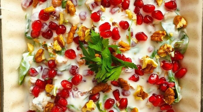 Narlı Cevizli Salata: Sofraların Renkli Ve Sağlıklı Lezzeti Narlı cevizli salata, hem görselliği hem de lezzeti ile sofralarda öne çıkan bir tariftir. Geleneksel Türk mutfağında yer alan salataların modern yorumlarından biri olarak, özellikle davet sofralarında ve özel günlerde sıkça tercih edilir. Narın canlı kırmızı rengi ve cevizlerin kıtırlığı, salatayı hem iştah açıcı hem de besleyici kılar. Konulu bir haber görseli.