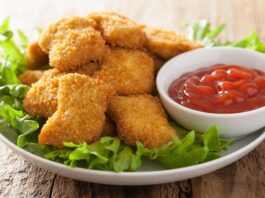 Nugget: Pratik Atıştırmalıkların Lezzetli Tercihi Nugget, özellikle hızlı ve pratik öğün arayanların favori seçeneklerinden biri haline gelmiş bir yiyecektir. Kökeni Amerika’ya dayanan bu atıştırmalık, 1950’li yıllarda geliştirilmiş ve kısa sürede dünya çapında popüler olmuştur. Tavuk eti, kaplamalı ve kızartılmış olarak hazırlanarak altın sarısı bir dış yüzeye kavuşur. Konulu bir haber görseli.