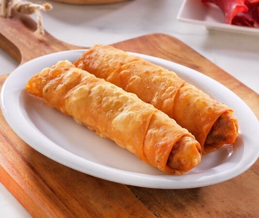 Türk mutfağının en sevilen lezzetlerinden biri olan paçanga böreği, özellikle özel günlerde ve misafir sofralarında sıkça tercih edilen bir yemektir. İncecik yufkanın içine yerleştirilen pastırma, kaşar peyniri ve çeşitli sebzelerin uyumuyla ortaya çıkan bu börek, hem görüntüsü hem de lezzetiyle sofralara renk katar. Özellikle Anadolu’da köklü bir geçmişe sahip olan börek kültürünün önemli temsilcilerinden biri haline gelmiştir. Konulu bir haber görseli.