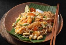 Pad Thai, Tayland mutfağının en bilinen yemeklerinden biridir ve dünya genelinde milyonlarca insan tarafından sevilerek tüketilmektedir. Bu yemek, özellikle Tayland’ın kimliğini yansıtan bir lezzet olarak öne çıkar. 1930’lu yıllarda ülkenin milli kimliğini güçlendirmek amacıyla öne çıkarılan bu yemek, kısa sürede Tayland’ın ulusal yemeklerinden biri haline gelmiştir. Pirinç eriştesiyle yapılan bu özel yemek, Tayland’ın zengin mutfak kültürünü uluslararası alanda temsil etmektedir. Konulu bir haber görseli.