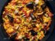 Paella İspanya Mutfağının Renkli Lezzeti Paella, İspanya’nın en bilinen yemeklerinden biri olarak dünya mutfağında önemli bir yere sahiptir. Özellikle Valencia bölgesinde ortaya çıkan bu yemek, zamanla tüm ülkeye ve oradan da dünyaya yayılmıştır. Tarihi 15. yüzyıla kadar uzanan paella, köylülerin tarlalarda buldukları malzemeleri bir araya getirerek pişirdikleri pratik bir yemek olarak doğmuştur. Konulu bir haber görseli.