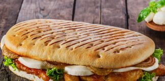 Panini, İtalyan mutfağının en sevilen ve hızlı atıştırmalık seçeneklerinden biridir. Kelime anlamı olarak “küçük ekmekler” anlamına gelen panini, İtalya’da özellikle öğle yemeklerinde tercih edilir. Geleneksel olarak ciabatta veya focaccia ekmeği kullanılarak hazırlanan panini, peynir, et ve sebzelerle zenginleştirilir. Konulu bir haber görseli.