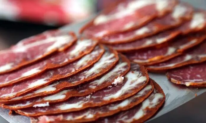 Pastırma dilimi, Türk mutfağının köklü geleneklerinden günümüze taşınmış, eşsiz aroması ve yoğun lezzetiyle sofralarda özel bir yere sahip olan bir üründür. Kayseri başta olmak üzere Anadolu’nun farklı bölgelerinde üretilen pastırma, ince dilimlenerek tüketildiğinde hem kahvaltılarda hem de yemeklerde ayrı bir tat sunar. Yüzyıllardır varlığını koruyan bu özel lezzet, günümüzde de sofraların en çok aranan ürünleri arasında yer almaktadır. Konulu bir haber görseli.