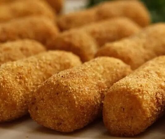 Patates kroket, özellikle Avrupa mutfağında uzun bir geçmişe sahip olan, çıtır dış yüzeyi ve yumuşak iç dokusuyla öne çıkan bir atıştırmalıktır. İsmi Fransızca “croquette” kelimesinden gelir ve bu tür atıştırmalıkların altın sarısı, çıtır dış kaplamasıyla tanınması, lezzetinin simgesi haline gelmiştir. Konulu bir haber görseli.