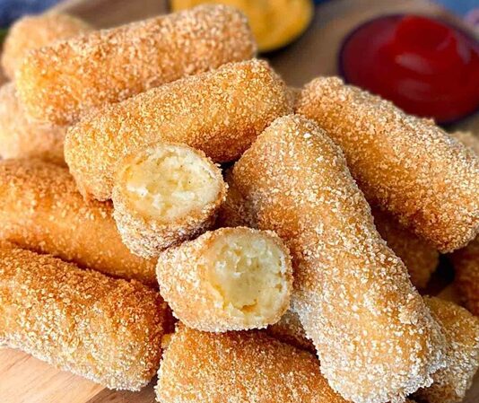 Patates kroket, hem çocukların hem de yetişkinlerin favori atıştırmalıkları arasında yer alıyor. Dışı çıtır çıtır, içi yumuşacık olan bu lezzetli atıştırmalık, farklı soslarla birlikte sunulduğunda sofraların yıldızı hâline geliyor. Patates kroket, özellikle pratik hazırlanışı sayesinde hem hızlı bir akşam yemeği tamamlayıcısı hem de davet sofralarının şık atıştırmalığı olarak öne çıkıyor. Bu yazımızda patates kroket yapımını, malzeme seçimlerini, pişirme tekniklerini ve sunum önerilerini detaylı şekilde ele alacağız. Konulu bir haber görseli.