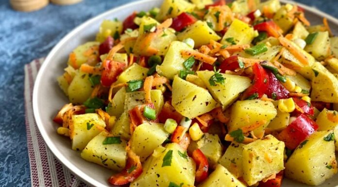 Patates Salatası: Sofraların Pratik Ve Lezzetli Mezesi Patates salatası, dünya mutfaklarında olduğu gibi Türk mutfağında da popüler bir meze olarak öne çıkar. Hem pratik hem de doyurucu oluşu, özellikle davet sofralarında ve günlük yemeklerde tercih edilmesini sağlar. Bu salata, patatesin doğal lezzetiyle diğer malzemelerin uyumunu ön plana çıkaran hafif ve besleyici bir seçenektir. Konulu bir haber görseli.