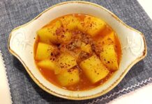 Patates yemeği, hem geleneksel Türk mutfağında hem de dünya mutfaklarında önemli bir yer tutar. Patatesin anavatanı Güney Amerika olsa da, Türk mutfağına girişi 18. yüzyıla dayanır ve kısa sürede sofraların baş tacı olmuştur. Patatesin çok yönlü kullanımı ve uygun fiyatı, onu her mutfakta vazgeçilmez kılar. Konulu bir haber görseli.