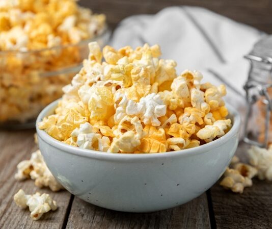 Patlamış mısır, yüzyıllardır insanların favori atıştırmalıklarından biri olmuştur. Kökeni Amerika kıtasına dayanan bu lezzet, ilk olarak yerli halk tarafından keşfedilmiş ve tüketilmiştir. Tarihi kayıtlara göre, 16. yüzyılda Avrupalılar Amerika’ya geldiğinde patlamış mısır ile tanışmıştır. Konulu bir haber görseli.