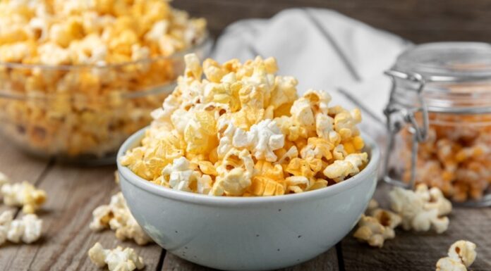 Patlamış mısır, yüzyıllardır insanların favori atıştırmalıklarından biri olmuştur. Kökeni Amerika kıtasına dayanan bu lezzet, ilk olarak yerli halk tarafından keşfedilmiş ve tüketilmiştir. Tarihi kayıtlara göre, 16. yüzyılda Avrupalılar Amerika’ya geldiğinde patlamış mısır ile tanışmıştır. Konulu bir haber görseli.