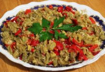 Patlıcan salatası, özellikle Akdeniz ve Ege mutfağının sevilen mezelerinden biridir ve hem hafifliği hem de besleyici özelliği ile öne çıkar. Patlıcan salatası, közlenmiş patlıcan, biber, sarımsak, limon ve zeytinyağı ile hazırlanan, ferahlatıcı ve sağlıklı bir mezedir. Patlıcan, lif ve vitamin açısından zengindir, sindirim sistemini destekler ve tokluk hissi yaratır. Zeytinyağı ve limon ise hem aroma hem de sağlıklı yağ alımı açısından önemli katkılar sağlar. Konulu bir haber görseli.