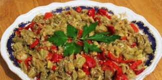 Patlıcan salatası, özellikle Akdeniz ve Ege mutfağının sevilen mezelerinden biridir ve hem hafifliği hem de besleyici özelliği ile öne çıkar. Patlıcan salatası, közlenmiş patlıcan, biber, sarımsak, limon ve zeytinyağı ile hazırlanan, ferahlatıcı ve sağlıklı bir mezedir. Patlıcan, lif ve vitamin açısından zengindir, sindirim sistemini destekler ve tokluk hissi yaratır. Zeytinyağı ve limon ise hem aroma hem de sağlıklı yağ alımı açısından önemli katkılar sağlar. Konulu bir haber görseli.