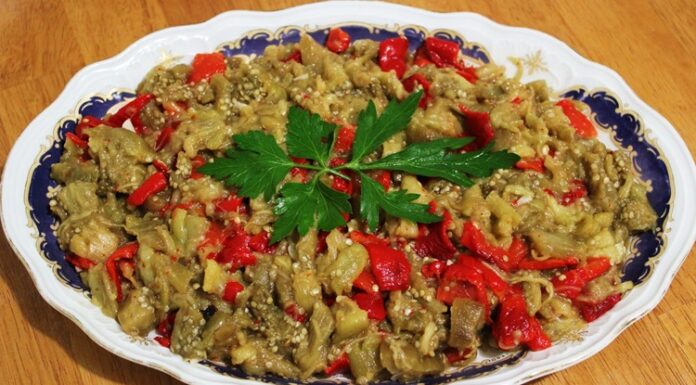 Patlıcan salatası, özellikle Akdeniz ve Ege mutfağının sevilen mezelerinden biridir ve hem hafifliği hem de besleyici özelliği ile öne çıkar. Patlıcan salatası, közlenmiş patlıcan, biber, sarımsak, limon ve zeytinyağı ile hazırlanan, ferahlatıcı ve sağlıklı bir mezedir. Patlıcan, lif ve vitamin açısından zengindir, sindirim sistemini destekler ve tokluk hissi yaratır. Zeytinyağı ve limon ise hem aroma hem de sağlıklı yağ alımı açısından önemli katkılar sağlar. Konulu bir haber görseli.