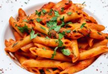 İtalyan mutfağının vazgeçilmezlerinden biri olan penne arabiata, baharatlı sosu ve pratik hazırlanışıyla dünya genelinde popüler bir yemek hâline gelmiştir. “Arabiata” kelimesi İtalyanca’da “öfkeli” anlamına gelir ve yemeğin acı kırmızı biberleriyle karakterize edilen lezzetini tanımlar. Bu özel makarna, özellikle hızlı ve lezzetli bir öğün arayanların favorisi olmuştur. Konulu bir haber görseli.