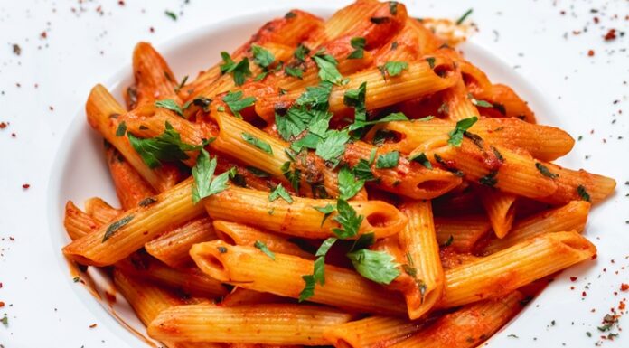 İtalyan mutfağının vazgeçilmezlerinden biri olan penne arabiata, baharatlı sosu ve pratik hazırlanışıyla dünya genelinde popüler bir yemek hâline gelmiştir. “Arabiata” kelimesi İtalyanca’da “öfkeli” anlamına gelir ve yemeğin acı kırmızı biberleriyle karakterize edilen lezzetini tanımlar. Bu özel makarna, özellikle hızlı ve lezzetli bir öğün arayanların favorisi olmuştur. Konulu bir haber görseli.