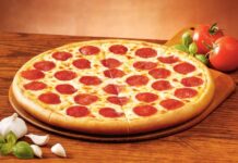 Pepperoni Pizza: Lezzet Tutkunlarının Vazgeçilmezi Pepperoni pizza, İtalyan mutfağından Amerikan kültürüne uzanan bir pizza çeşididir. İnce hamuru, baharatlı pepperoni dilimleri ve eriyen mozzarella peyniri ile eşsiz bir lezzet sunar. Amerika’da pizzanın popülerleşmesiyle birlikte pepperoni, dünya genelinde pizza severlerin en çok tercih ettiği malzemelerden biri haline gelmiştir. Konulu bir haber görseli.