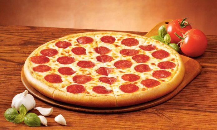 Pepperoni Pizza Lezzet Tutkunlarının Vazgeçilmezi Pepperoni pizza, İtalyan mutfağından Amerikan kültürüne uzanan bir pizza çeşididir. İnce hamuru, baharatlı pepperoni dilimleri ve eriyen mozzarella peyniri ile eşsiz bir lezzet sunar. Amerika’da pizzanın popülerleşmesiyle birlikte pepperoni, dünya genelinde pizza severlerin en çok tercih ettiği malzemelerden biri haline gelmiştir. Konulu bir haber görseli.