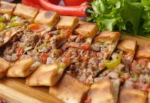 Türk mutfağının en özel hamur işleri arasında yer alan pide, yüzyıllar boyunca Anadolu’nun farklı bölgelerinde şekillenerek günümüze ulaşmıştır. İnce ya da kalın açılan hamurun üzerine kıyma, peynir, sucuk ya da sebzelerle hazırlanan malzemelerin eklenmesiyle pişirilen pide, hem doyurucu hem de lezzetli bir yiyecek olarak sofralarda yer alır. Osmanlı mutfak kültüründen izler taşıyan pide, özellikle taş fırınlarda pişirildiğinde kendine has aromasını bulur. Konulu bir haber görseli.