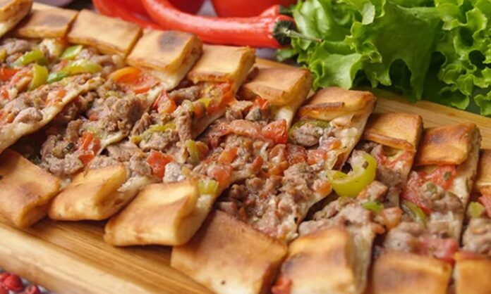 Türk mutfağının en özel hamur işleri arasında yer alan pide, yüzyıllar boyunca Anadolu’nun farklı bölgelerinde şekillenerek günümüze ulaşmıştır. İnce ya da kalın açılan hamurun üzerine kıyma, peynir, sucuk ya da sebzelerle hazırlanan malzemelerin eklenmesiyle pişirilen pide, hem doyurucu hem de lezzetli bir yiyecek olarak sofralarda yer alır. Osmanlı mutfak kültüründen izler taşıyan pide, özellikle taş fırınlarda pişirildiğinde kendine has aromasını bulur. Konulu bir haber görseli.