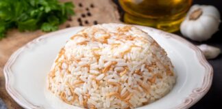 Pirinç pilavı, Türk mutfağının klasik yemeklerinden biri olarak yüzyıllardır sofralarda yer alıyor. Hafif, lezzetli ve doyurucu bir seçenek olması, onu hem günlük hem de özel yemeklerin vazgeçilmezi hâline getiriyor. Pilavın hazırlanışındaki incelikler ve malzeme seçimi, yemeğin lezzetini doğrudan etkiliyor. Konulu bir haber görseli.