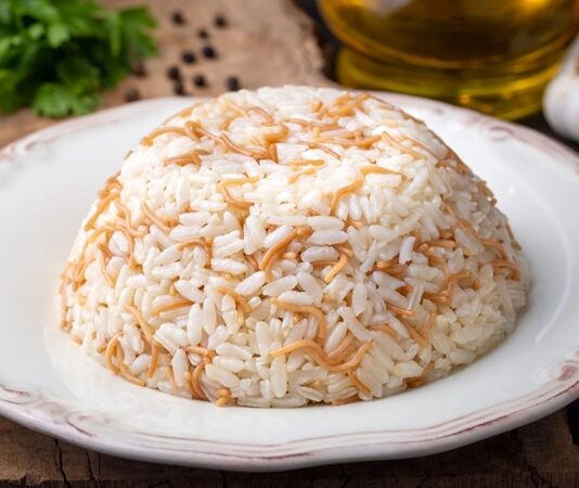 Pirinç pilavı, Türk mutfağının klasik yemeklerinden biri olarak yüzyıllardır sofralarda yer alıyor. Hafif, lezzetli ve doyurucu bir seçenek olması, onu hem günlük hem de özel yemeklerin vazgeçilmezi hâline getiriyor. Pilavın hazırlanışındaki incelikler ve malzeme seçimi, yemeğin lezzetini doğrudan etkiliyor. Konulu bir haber görseli.