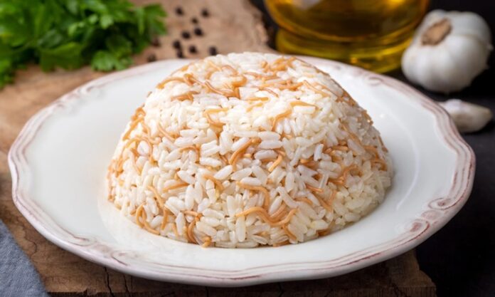 Pirinç pilavı, Türk mutfağının klasik yemeklerinden biri olarak yüzyıllardır sofralarda yer alıyor. Hafif, lezzetli ve doyurucu bir seçenek olması, onu hem günlük hem de özel yemeklerin vazgeçilmezi hâline getiriyor. Pilavın hazırlanışındaki incelikler ve malzeme seçimi, yemeğin lezzetini doğrudan etkiliyor. Konulu bir haber görseli.