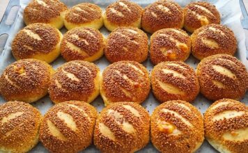 Poğaça, Türk mutfağının en sevilen hamur işlerinden biridir. Genellikle kahvaltılarda, çay saatlerinde ve ara öğünlerde tercih edilen poğaça, yumuşak dokusu ve lezzetli iç harcı ile öne çıkar. Tarihi kökenleri Osmanlı mutfağına kadar uzanan poğaça, farklı iç malzemelerle zenginleştirilerek günümüzde birçok çeşitte tüketilmektedir. Konulu bir haber görseli.