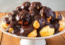 Profiterol, Fransız mutfağından çıkmış, ince ve hafif hamurun içine krem doldurularak yapılan bir tatlıdır. İlk olarak 16. yüzyılda Fransa’da ortaya çıkan bu lezzet, kısa sürede Avrupa’nın farklı bölgelerine yayılmıştır. Hafif yapısı ve şık sunumuyla profiterol, özel günler ve davet sofralarının vazgeçilmezi haline gelmiştir. Konulu bir haber görseli.