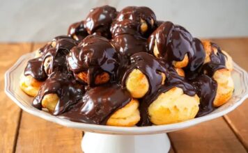 Profiterol, Fransız mutfağından çıkmış, ince ve hafif hamurun içine krem doldurularak yapılan bir tatlıdır. İlk olarak 16. yüzyılda Fransa’da ortaya çıkan bu lezzet, kısa sürede Avrupa’nın farklı bölgelerine yayılmıştır. Hafif yapısı ve şık sunumuyla profiterol, özel günler ve davet sofralarının vazgeçilmezi haline gelmiştir. Konulu bir haber görseli.