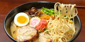Ramen, kökeni Çin’e dayanan ancak Japonya’da farklı bir kimlik kazanmış olan bir yemektir. İlk olarak Çin’den Japonya’ya geçen bu yemek, zamanla Japon mutfağının ayrılmaz bir parçası haline gelmiştir. Japonya’da özellikle 19. yüzyılın sonlarına doğru popülerleşmeye başlayan ramen, bugün sadece Japonya’da değil, dünyanın birçok ülkesinde de sevilerek tüketilmektedir. Ucuz, hızlı ve lezzetli bir yemek olması onun geniş kitlelere ulaşmasını sağlamıştır. Konulu bir haber görseli.