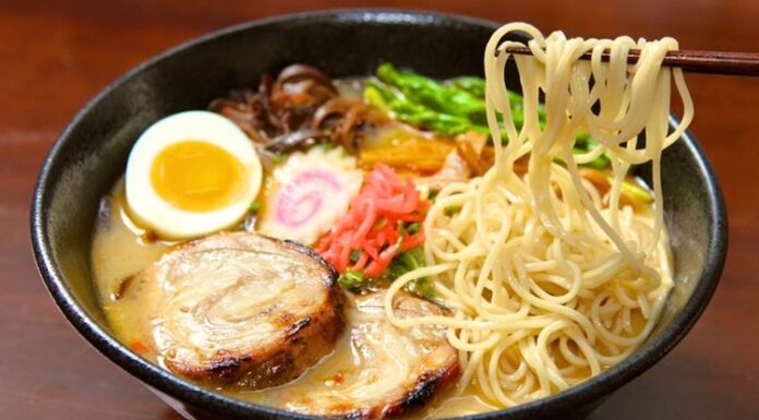 Ramen: Dünyayı Etkisi Altına Alan Japon Lezzeti Ramen, kökeni Çin’e dayanan ancak Japonya’da farklı bir kimlik kazanmış olan bir yemektir. İlk olarak Çin’den Japonya’ya geçen bu yemek, zamanla Japon mutfağının ayrılmaz bir parçası haline gelmiştir. Japonya’da özellikle 19. yüzyılın sonlarına doğru popülerleşmeye başlayan ramen, bugün sadece Japonya’da değil, dünyanın birçok ülkesinde de sevilerek tüketilmektedir. Ucuz, hızlı ve lezzetli bir yemek olması onun geniş kitlelere ulaşmasını sağlamıştır. Konulu bir haber görseli.