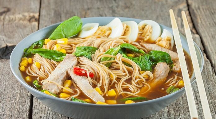 Ramen, Japon mutfağının en sevilen yemeklerinden biri olarak dünya çapında büyük bir popülarite kazanmıştır. İlk olarak Çin’den Japonya’ya geçtiği düşünülen bu yemek, zamanla Japon kültürünün vazgeçilmez bir parçası haline gelmiştir. 19. yüzyıldan itibaren ülke genelinde yayılmaya başlayan ramen, özellikle İkinci Dünya Savaşı sonrasında Japon halkının günlük yaşamında sıkça tükettiği bir yemek olmuştur. Konulu bir haber görseli.