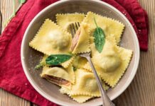 Ravioli, İtalyan mutfağının klasikleşmiş dolma makarna çeşitlerinden biridir. Genellikle küçük kare veya yarım ay şekillerinde hazırlanır ve iç harcı çeşitli malzemelerle doldurulur. Bu makarna türü, Orta Çağ’a kadar uzanan köklü bir geçmişe sahiptir ve İtalya’nın farklı bölgelerinde farklı içeriklerle hazırlanır. Konulu bir haber görseli.