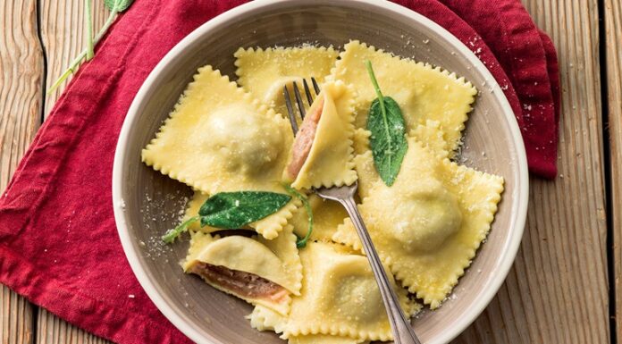 Ravioli: İtalyan Mutfağının Dolgulu Makarna Lezzeti Ravioli, İtalyan mutfağının klasikleşmiş dolma makarna çeşitlerinden biridir. Genellikle küçük kare veya yarım ay şekillerinde hazırlanır ve iç harcı çeşitli malzemelerle doldurulur. Bu makarna türü, Orta Çağ’a kadar uzanan köklü bir geçmişe sahiptir ve İtalya’nın farklı bölgelerinde farklı içeriklerle hazırlanır. Konulu bir haber görseli.