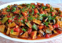 Şakşuka, özellikle Türk mutfağının sevilen sebze yemeklerinden biridir ve hem görselliği hem de lezzeti ile öne çıkar. Şakşuka, kızartılmış patlıcan, biber, domates ve sarımsak ile hazırlanan, hafif ve besleyici bir yemektir. İçerdiği sebzeler, vitamin ve mineral açısından zengin olduğu için vücuda enerji sağlar ve bağışıklık sistemini destekler. Zeytinyağı ile yapılan şakşuka, sağlıklı yağ alımını destekler ve kalp sağlığına katkıda bulunur. Konulu bir haber görseli.