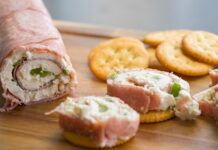 Salam rulo, hem görsel şıklığı hem de pratik hazırlanışıyla sofralarda sıkça tercih edilen lezzetlerden biridir. Özellikle davetlerde, kahvaltılarda ya da ara öğünlerde sunumlara zarafet katmak için kullanılan salam rulo, farklı malzemelerle zenginleştirilerek çeşitlendirilebilir. İnce dilimlenmiş salamların peynir, sebze ya da soslarla birleşmesiyle hazırlanan bu lezzet, hem çocuklar hem de yetişkinler için oldukça caziptir. Konulu bir haber görseli.