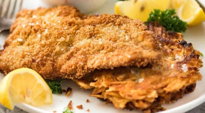 Schnitzel: Klasik Alman Lezzetinin Tarihi ve Evde Hazırlama İpuçları Schnitzel, Almanya ve Avusturya mutfaklarının en bilinen yemeklerinden biridir. İnce dilimlenmiş etin pane harcıyla kaplanıp kızartılmasıyla elde edilen bu lezzet, hem sokak yemekleri hem de restoran menülerinde sıklıkla yer alır. İsmi Almanca “dilim” anlamına gelen “Schnitt” kelimesinden türemiştir ve geleneksel olarak dana veya tavuk eti kullanılır. Konulu bir haber görseli.
