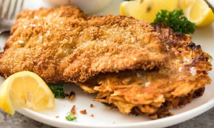 Schnitzel Klasik Alman Lezzetinin Tarihi ve Evde Hazırlama İpuçları Schnitzel, Almanya ve Avusturya mutfaklarının en bilinen yemeklerinden biridir. İnce dilimlenmiş etin pane harcıyla kaplanıp kızartılmasıyla elde edilen bu lezzet, hem sokak yemekleri hem de restoran menülerinde sıklıkla yer alır. İsmi Almanca “dilim” anlamına gelen “Schnitt” kelimesinden türemiştir ve geleneksel olarak dana veya tavuk eti kullanılır. Konulu bir haber görseli.