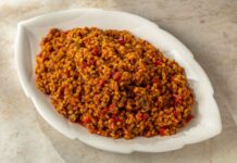 Sebzeli bulgur pilavı, Türk mutfağında hem besleyici hem de pratik bir yemek olarak bilinir. Yüzyıllardır sofralarda yer alan bu tarif, özellikle bulgurun besin değerleriyle birleştiğinde hem doyurucu hem de sağlıklı bir öğün sunar.