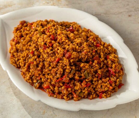 Sebzeli Bulgur Pilavı: Sağlıklı Ve Lezzetli Sofraların Vazgeçilmezi Sebzeli bulgur pilavı, Türk mutfağında hem besleyici hem de pratik bir yemek olarak bilinir. Yüzyıllardır sofralarda yer alan bu tarif, özellikle bulgurun besin değerleriyle birleştiğinde hem doyurucu hem de sağlıklı bir öğün sunar.