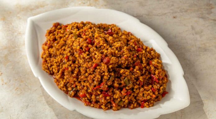 Sebzeli Bulgur Pilavı: Sağlıklı Ve Lezzetli Sofraların Vazgeçilmezi Sebzeli bulgur pilavı, Türk mutfağında hem besleyici hem de pratik bir yemek olarak bilinir. Yüzyıllardır sofralarda yer alan bu tarif, özellikle bulgurun besin değerleriyle birleştiğinde hem doyurucu hem de sağlıklı bir öğün sunar.